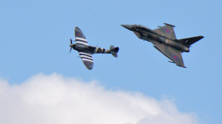 Spitfire_ja_Typhoon_Duxford_2015.jpg