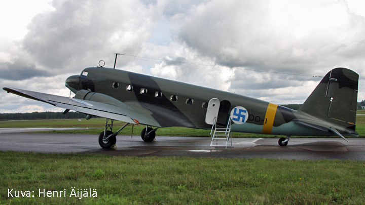 Douglas_DC-2_Hanssin-Jukka_Henri_Aijala_Signeerattu.jpg